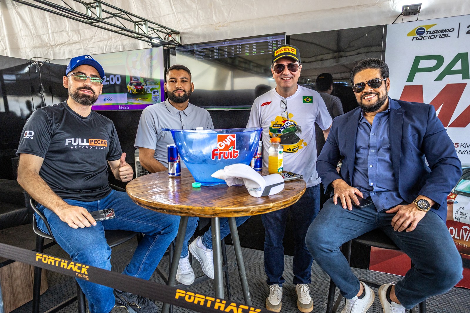 Muitos negócios no paddock